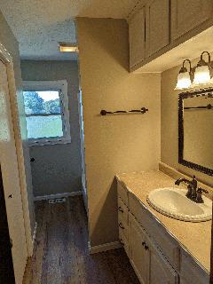 712 Eisenhower Dr Bathroom1