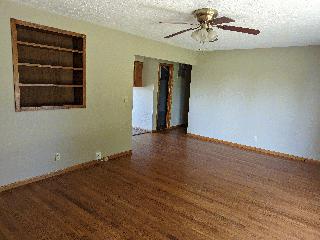 712 Eisenhower Dr Living Room2